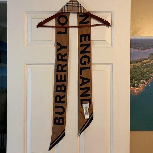 Like-new Burberry scarf - Picture 2 of 4